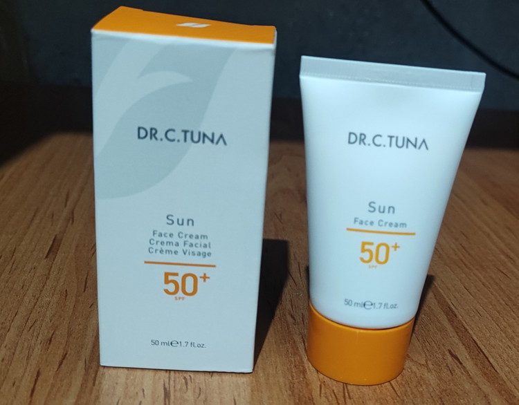 ضد آفتاب صورت Dr. C. Tuna Sun SPF 50+ فارماسی Farmasiحجم 50 میلیلیتر